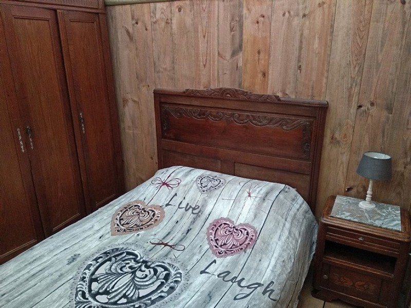 Het sfeervolle Franse interieur van de lodgetent.