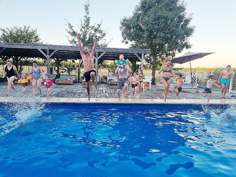 Genieten van het heerlijke zwembad van Domaine Ramonjavel!