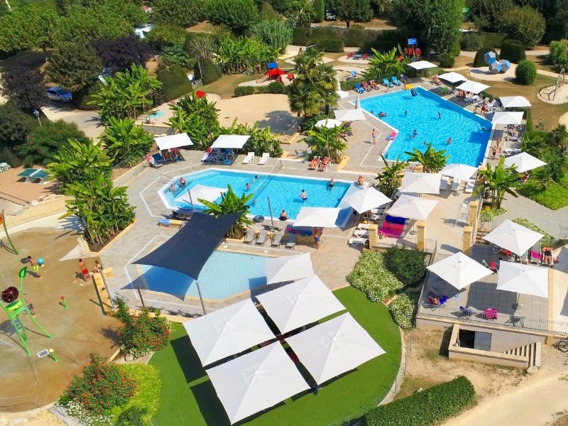 De heerlijke luxe camping le Paradis in Frankrijk bied alles voor een ontspannen vakantie met je peuter. Zwemmen, mooie stadjes en schaduwrijke campingplaatsen.