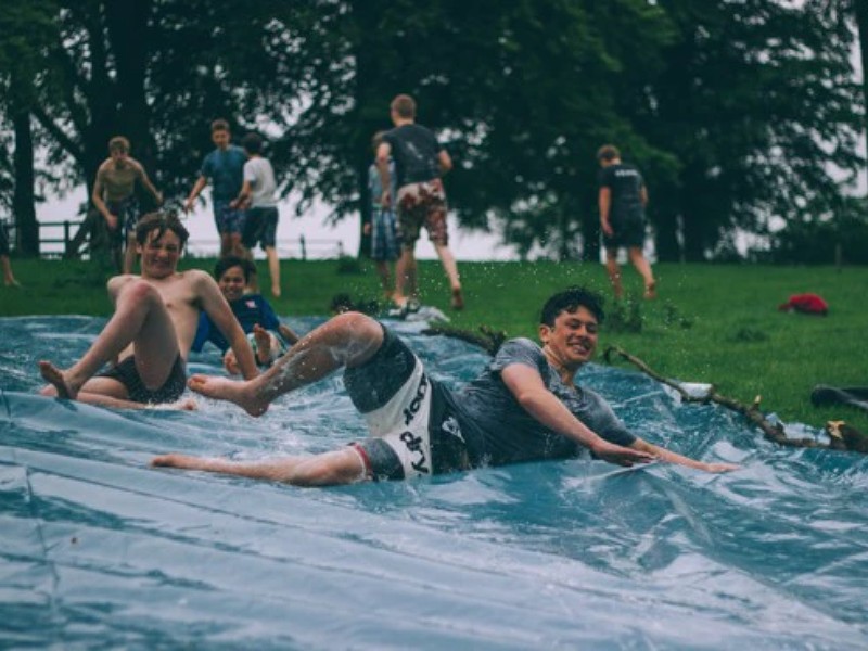 Tieners hebben plezier tijdens het Fun & Active programma van Dormio in Maastricht