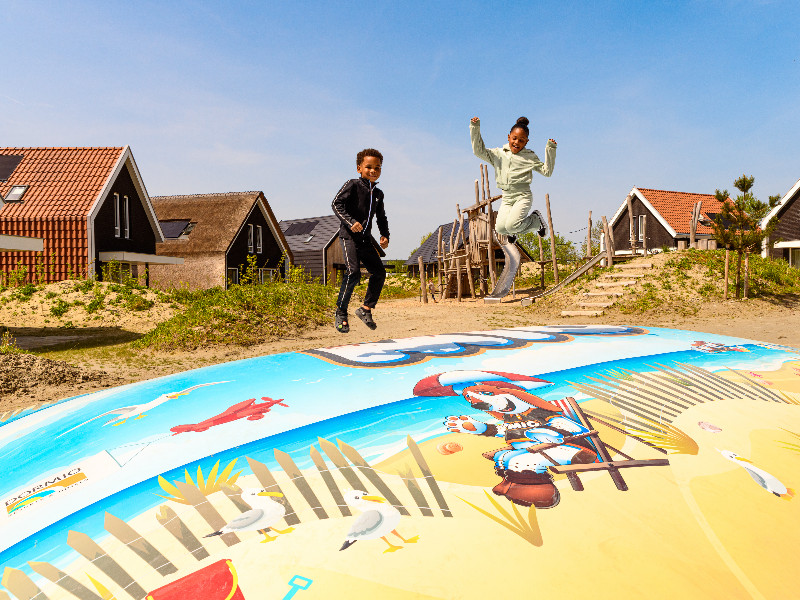 Plezier op de airtrampoline bij Dormio Resort Nieuwvliet Bad