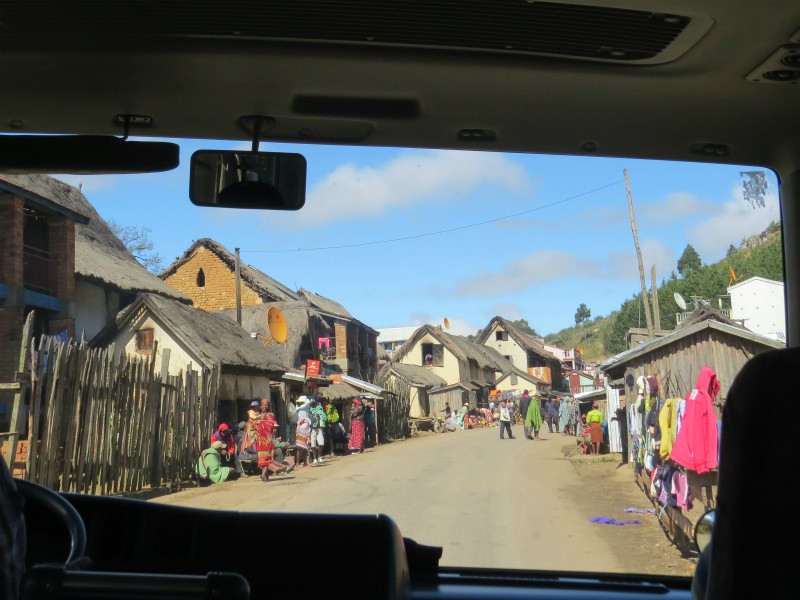 Dorp in het centrale hoogland van Madagascar vanuit de bus gezien
