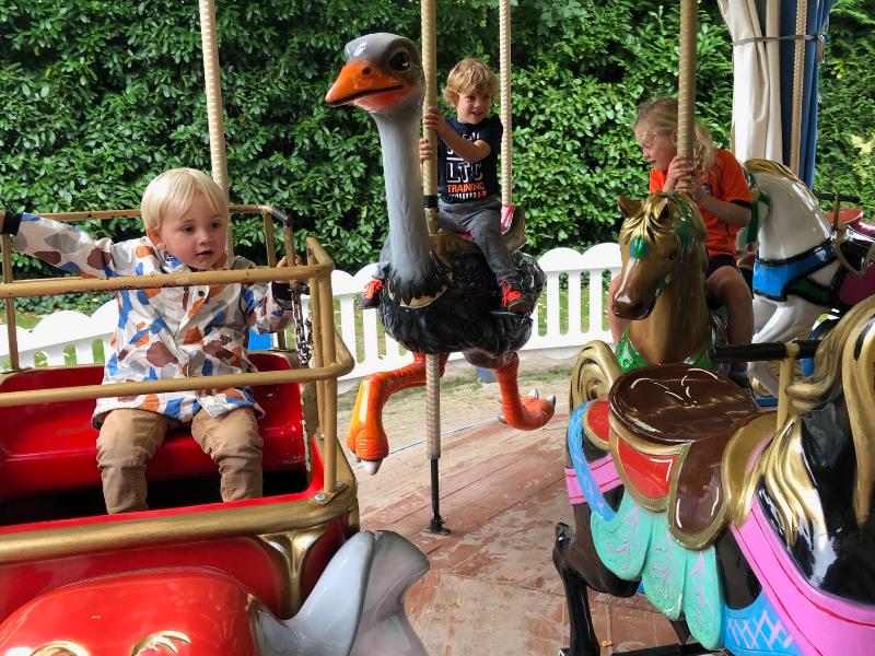 De kinderen spotten meteen de draaimolen