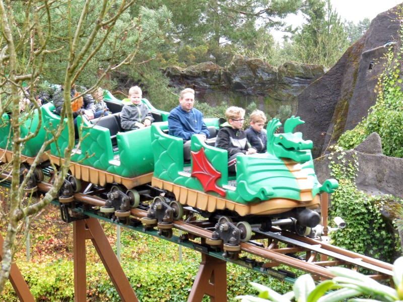 De drakenachtbaan in Legoland