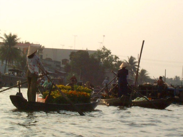 Drijvende markt in de Mekong Delta