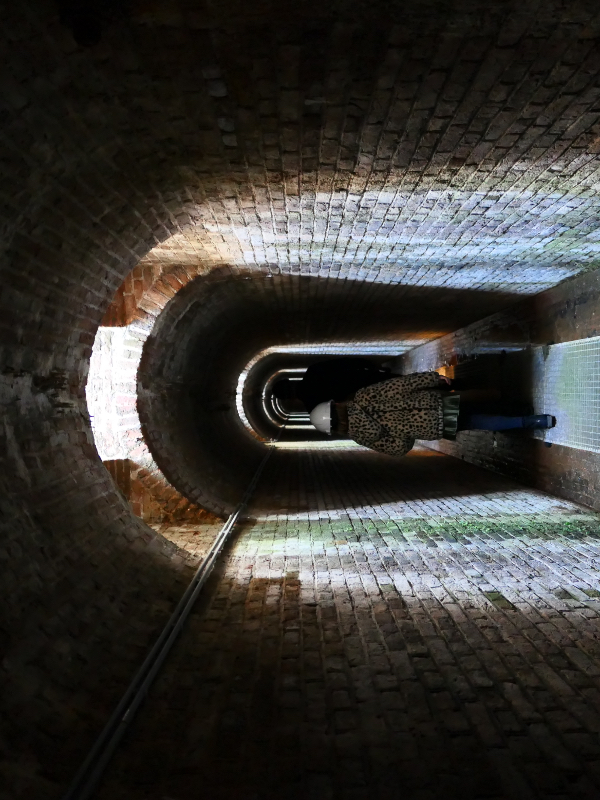 Bij een rondleiding kom je door de donkere gangen van het Droogdok Jan Blanken