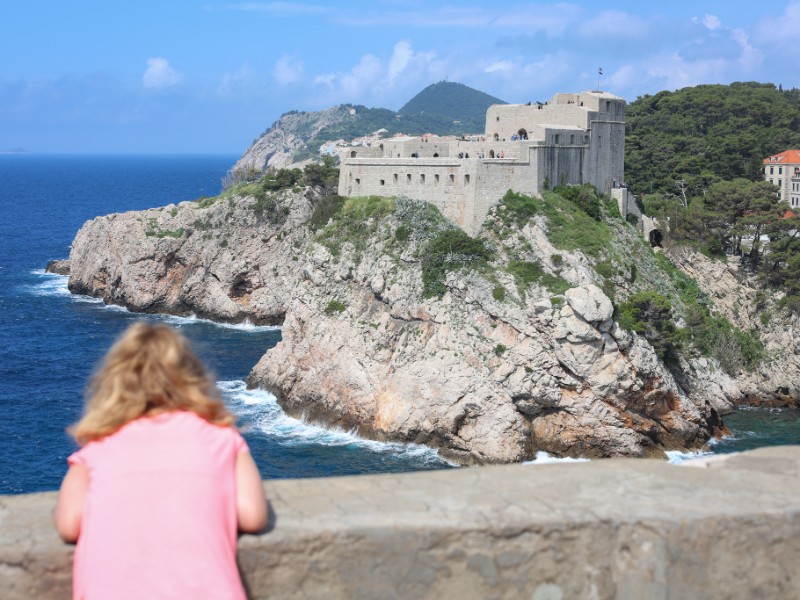 Het fort lovrijenac bezien vanaf de stadsmuren van Dubrovnik