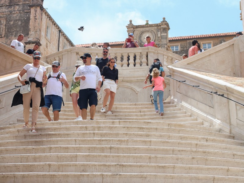 De beroemde Jesuit Stairs uit Game of Thrones in Dubrovnik. Wil je hier alleen lopen? Dan moet je buiten het hoogseizoen om 08:00 's ochtends komen!