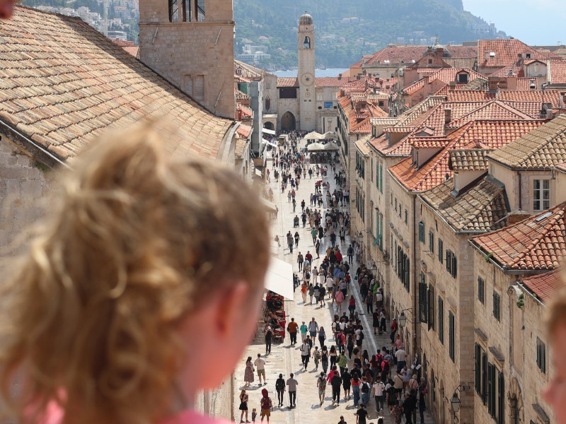 Uitkijken over de hoofdstraat van de historische stad in Dubrovnik
