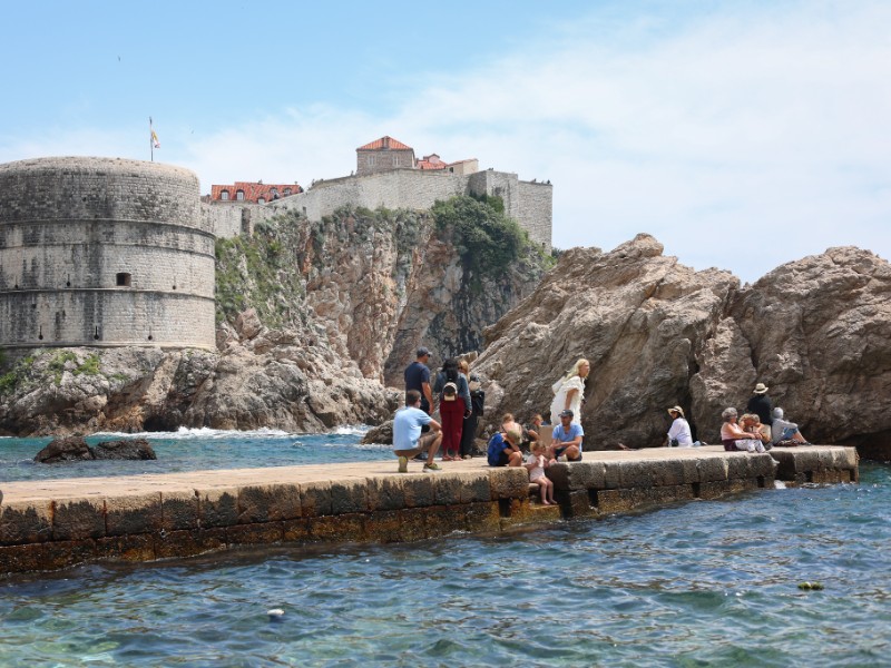 Even uitrusten en afkoelen op de pier tussen Fort Lovrijenac en Dubrovnik