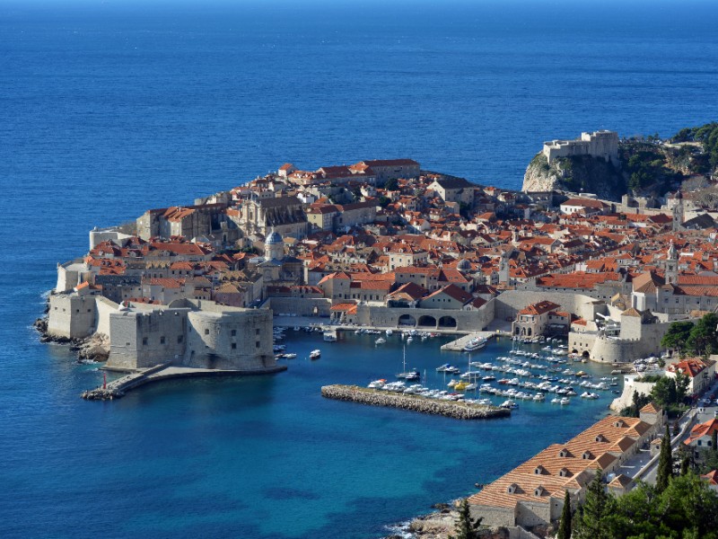 Dubrovnik van bovenaf gezien. J ekunt et de auto naar boven rijden, een plkje zoeken en zelf deze foto ook maken.