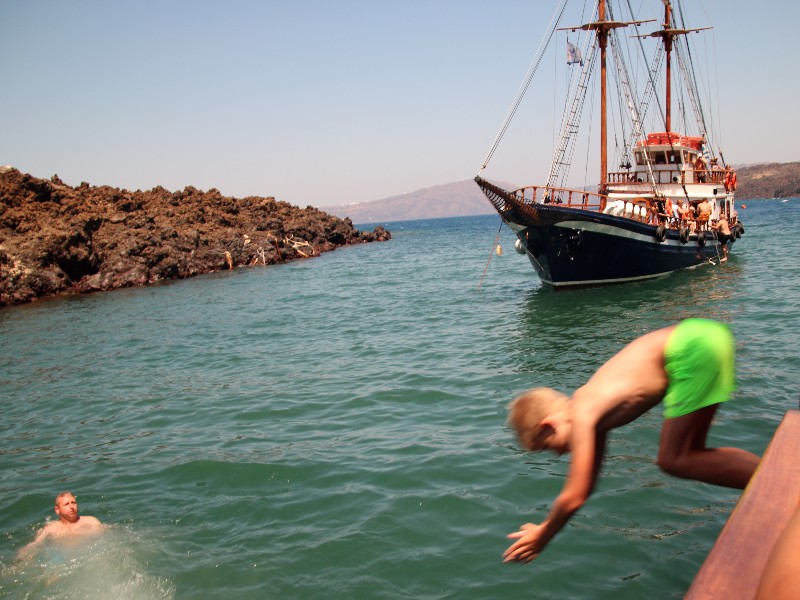 Tycho duikt in de zee bij de warm water bron