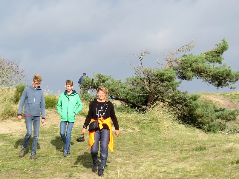 We wandelen door de duinen bij Tirpitz