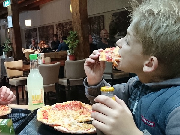 pizza eten in Duinrell