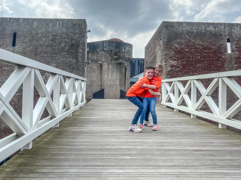 Op de brug bij Duinkerk, een leuk museum om te bezoeken met de kinderen.