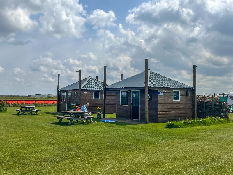 Ons huisje op camping Duinzoomhoeve met picknicktafel ervoor.