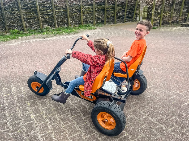 De kinderen lekker op de skelter.