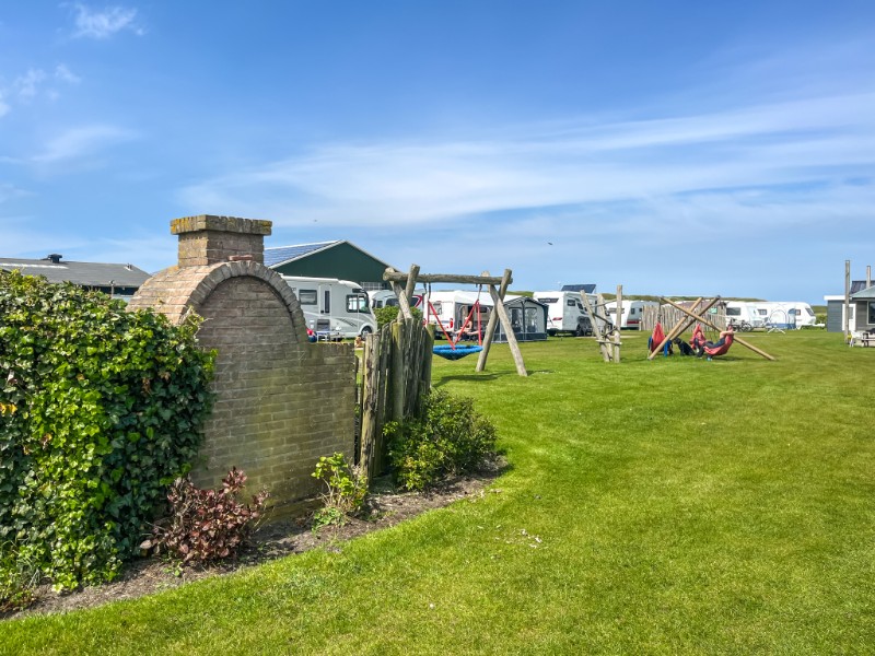 Speeltuin, BBQplaats en camperplaatsen op camping Duinzoomhoeve