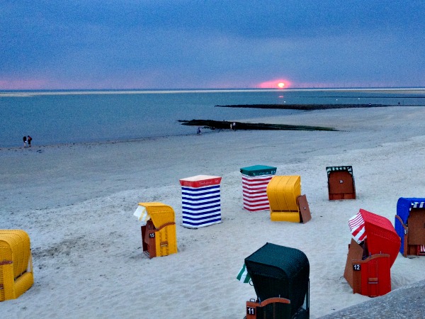 Typisch Duitse strandstoelen aan de Noordzeekust van Borkum