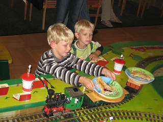 Zeb en Tycho aan de treintafel in Familotel Allgauer Berghof