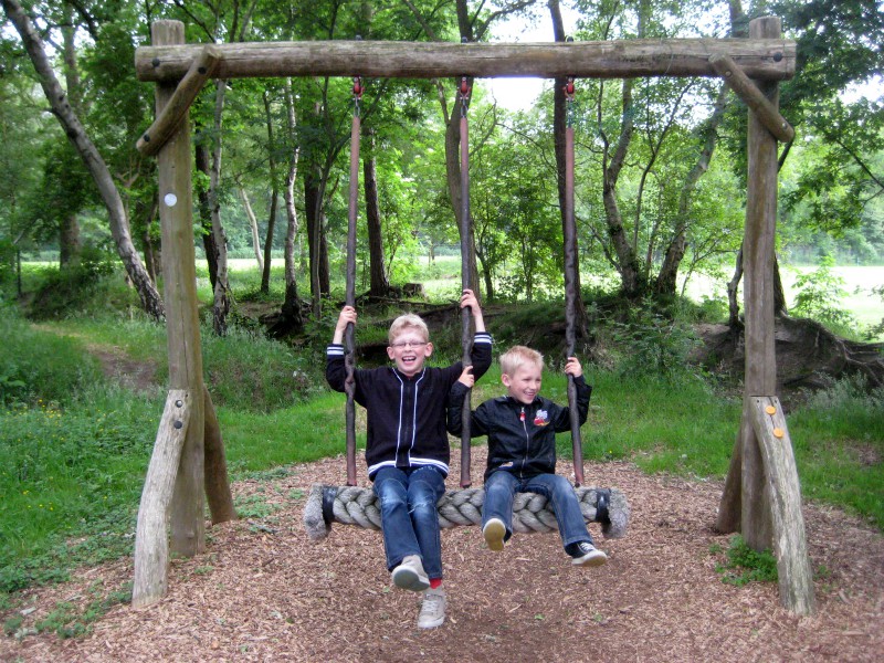 Samen op de Duo-schommel