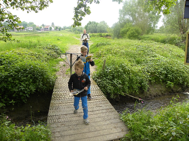 Zeb en Tycho volgen de aanwijzingen in het boekje