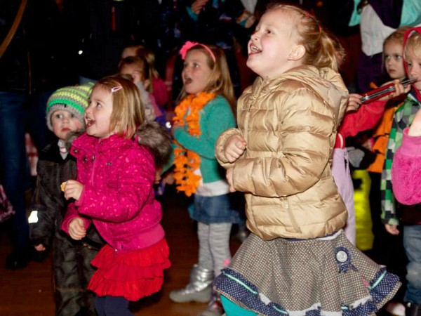 Dansende kinderen tijdens de Dutchweek
