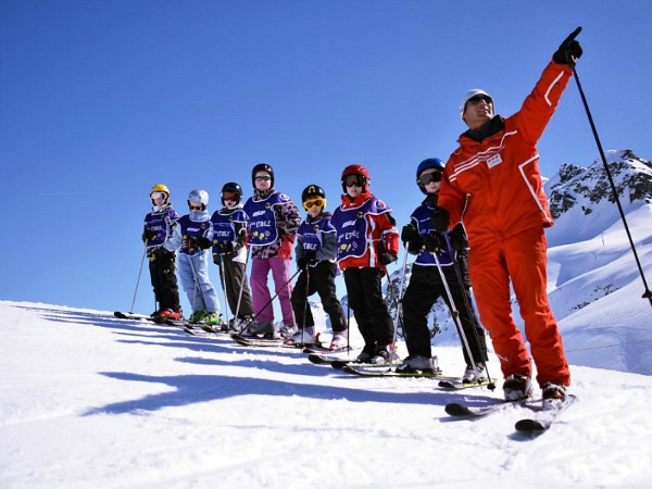 Skiklas krijgt uitleg van Nederlandstalige skileraar.