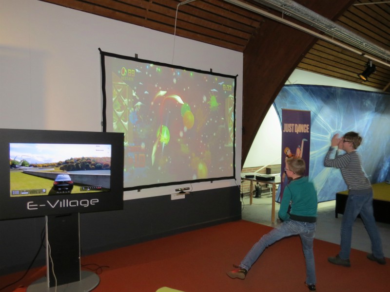 De jongens spelen Fruit Ninja