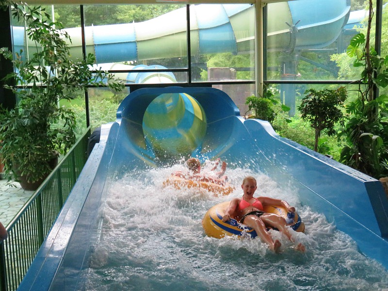 Dolle pret in de bandenglijbaan de Turbo Twister bij Center Parcs de Eemhof