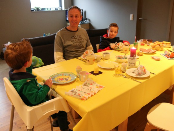 Aan tafel in één van de studio's van de Schaapskooi