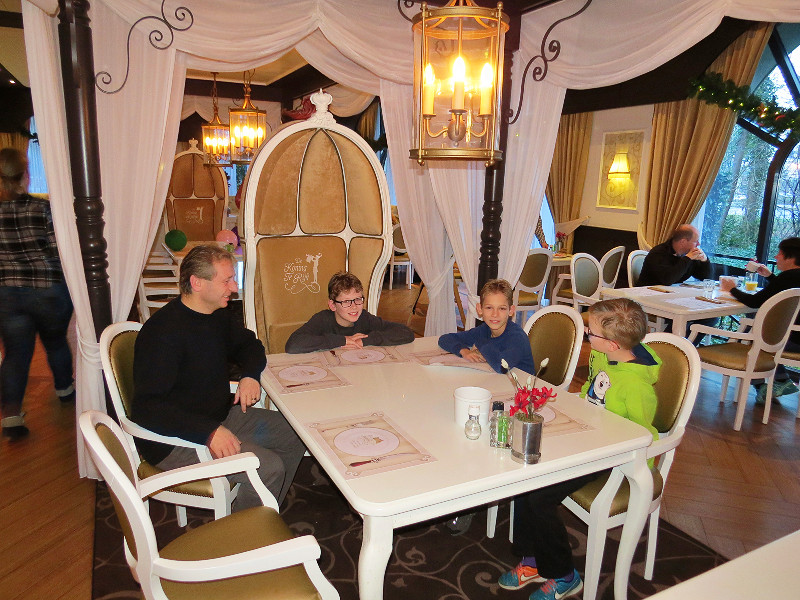 Aan het ontbijt in een echt kinderhotel bij de Efteling