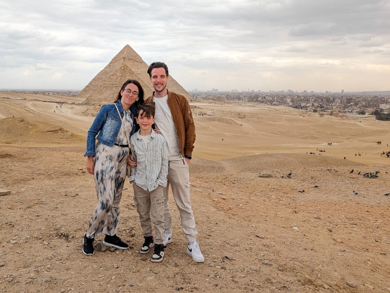 Kim met man en zoon bij de pyramides in Egypte