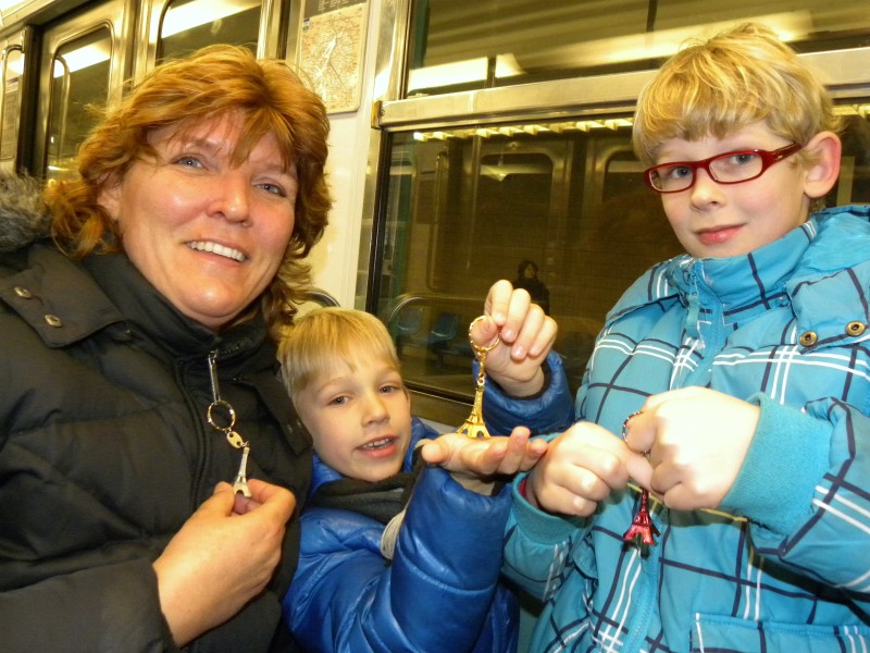 We kopen kleine eiffeltorentjes in het metrostation