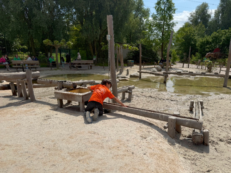Lekker spelen in de waterspeetuin in Eindhoven Zoo