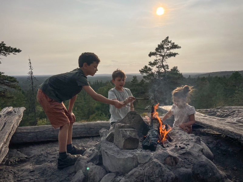 Kampvuurtje bouwen met de kinderen tijdens onze hike door de Zweedse Skurugata Kloof