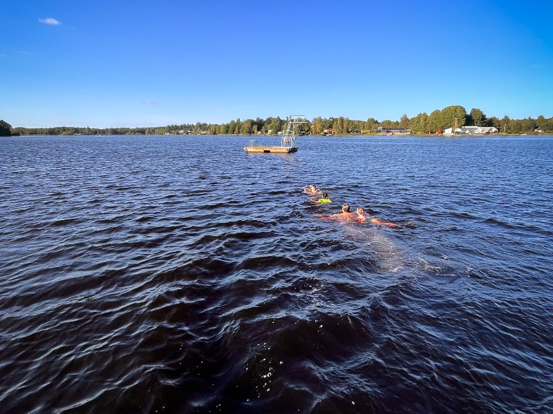 Zwemmen in het meer bij camping Eksjo