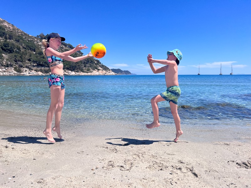 Een balletje overgooien op het strand bij Elba