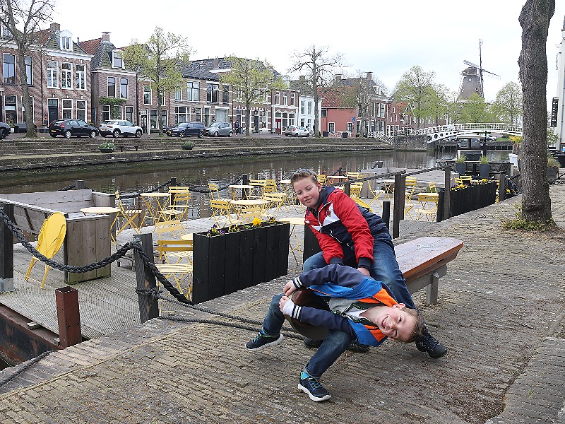 Gek doen op een schaatsbankje....