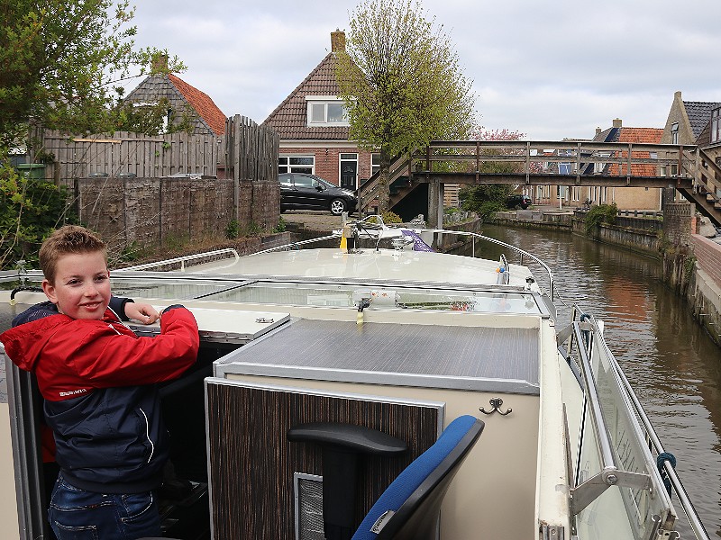 We passeren knusse dorpjes en lage bruggetjes