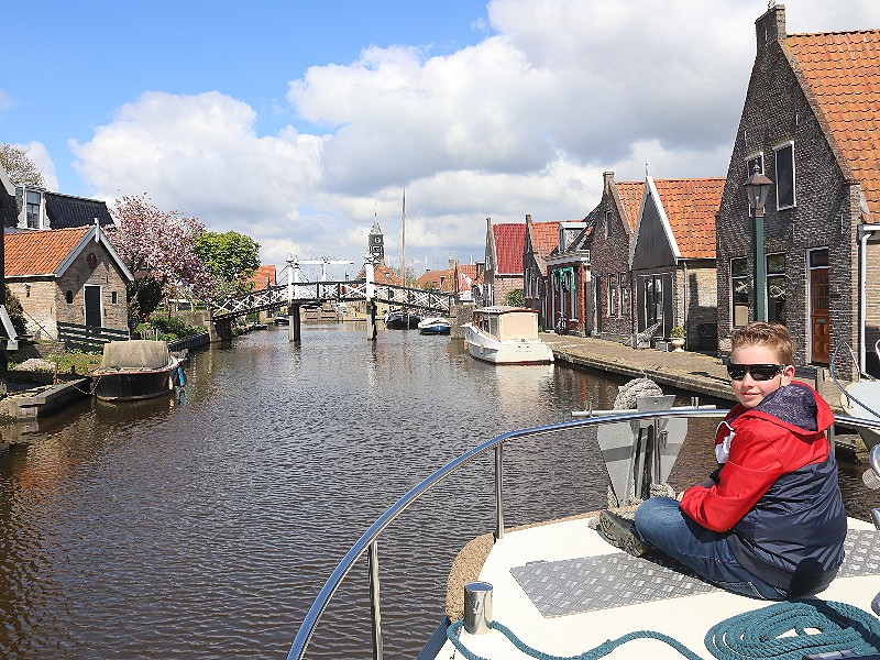 Langs sfeervolle huisjes en houten bruggetjes naderen we het oude sluisje