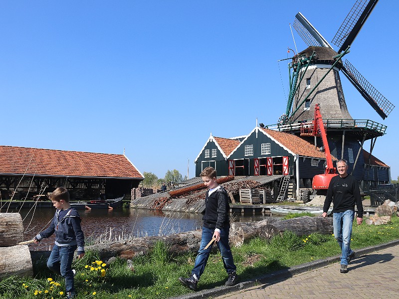 Houtzaagmolen De Rat, erachter liggen de fontein en het Houtmuseum