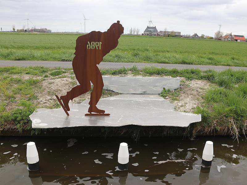 Monument van een schaatser....