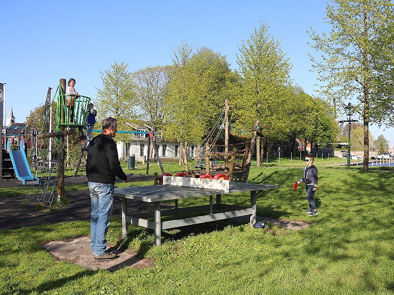 Samen tafeltennissen in het speeltuintje bij de haven
