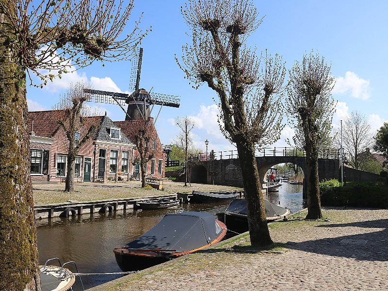 Wij liggen dus pal achter die stadspoort....