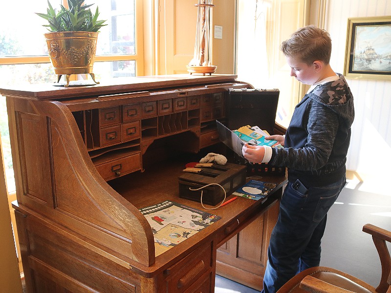 Nick doet één van de kinderspeurtochten in het museum.