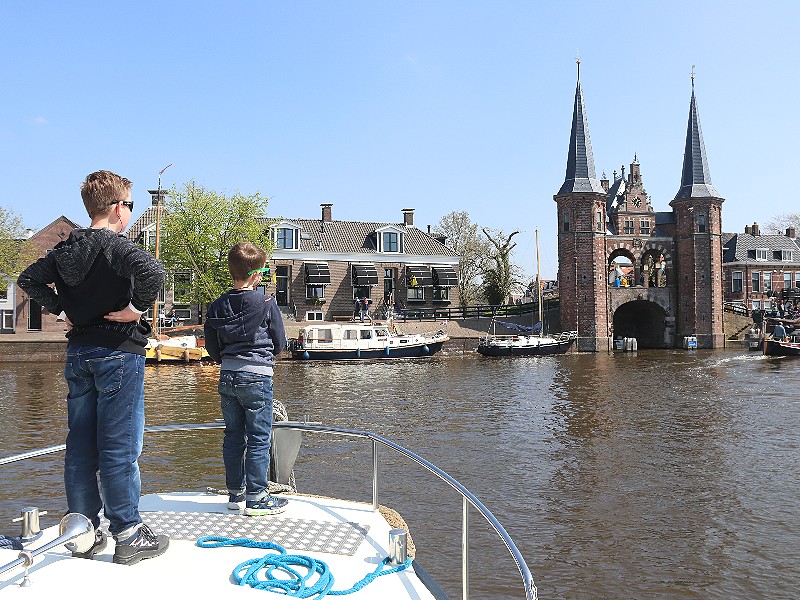 Sneek is de watersportstad van Friesland, en ken je van de mooie waterpoort. En voor kinderen zijn de musea over schepen en treinen de top-attracties!