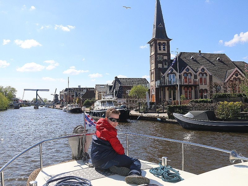 We passeren het knusse stadje Woudsend