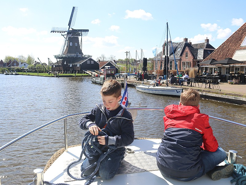We passeren wederom het mooie Woudsend. Deze keer leggen we ook aan voor een wandeling door het stadje.