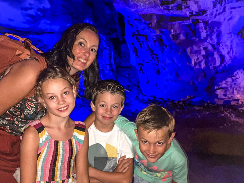 Ellen met haar kinderen in de grotten van Baume-les-Messiers